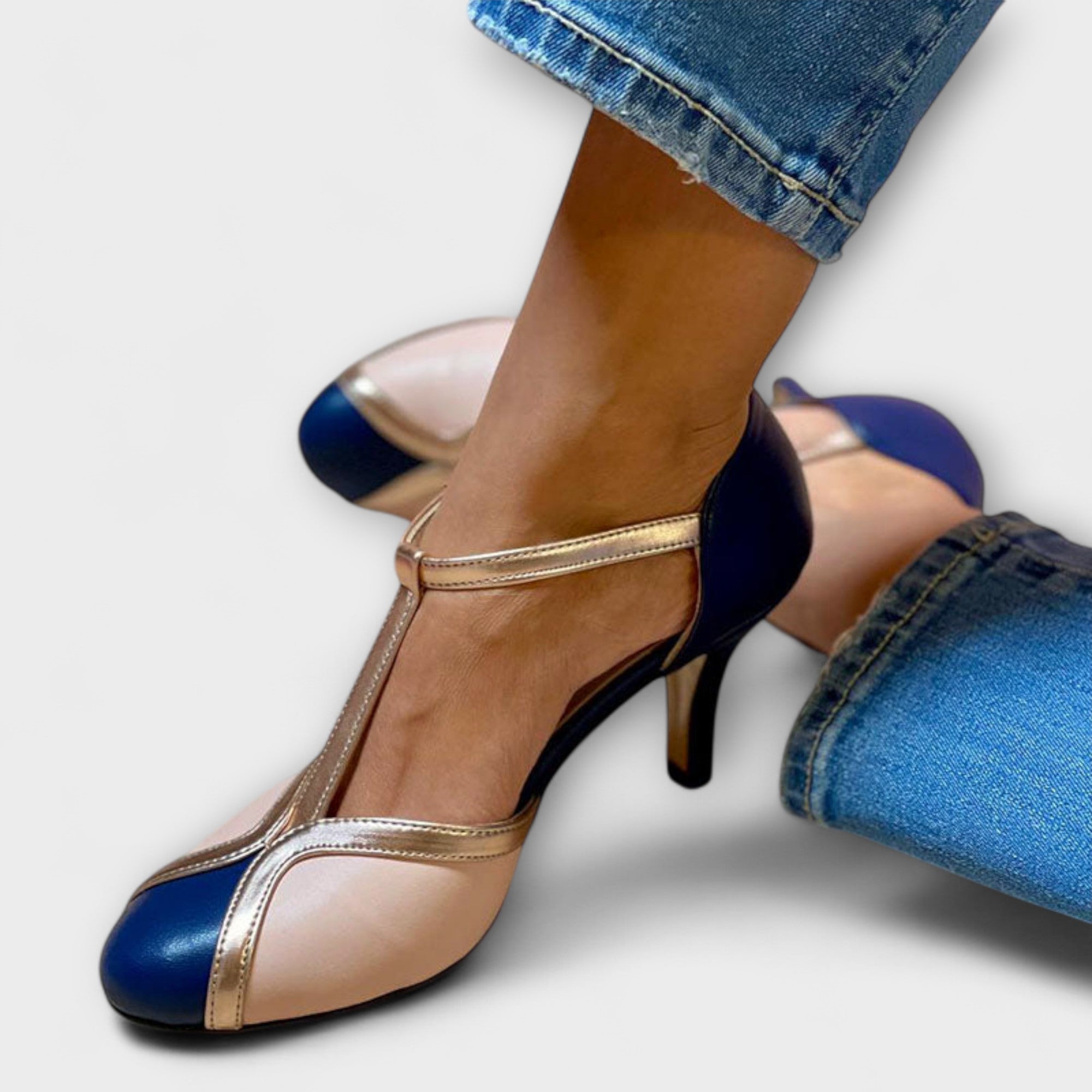 알레시아 – 투톤 T-스트랩 우아함