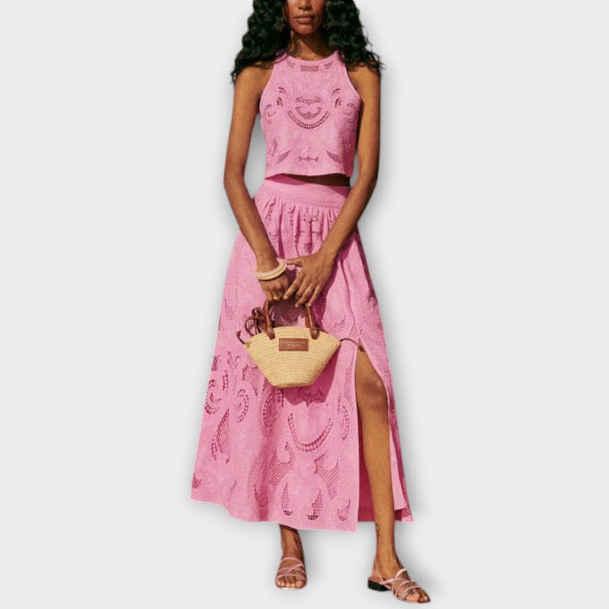 Milla - Fantastisk sett med utskjæringer i blonder