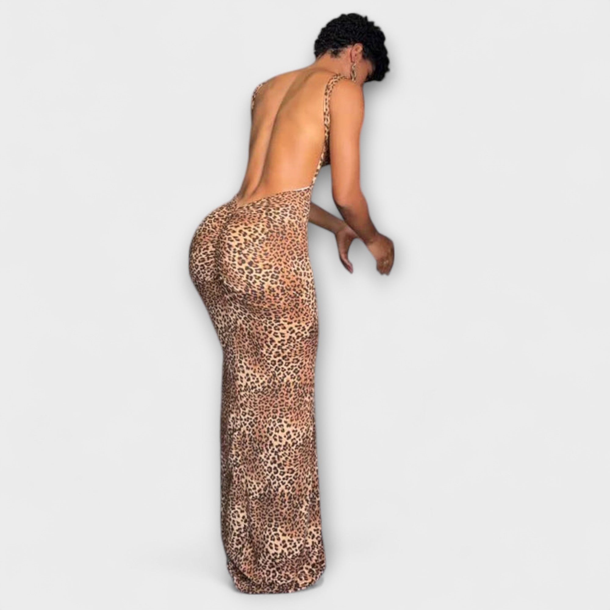 델라 - 레오파드 프린트와 백 컷아웃이 있는 맥시 드레스