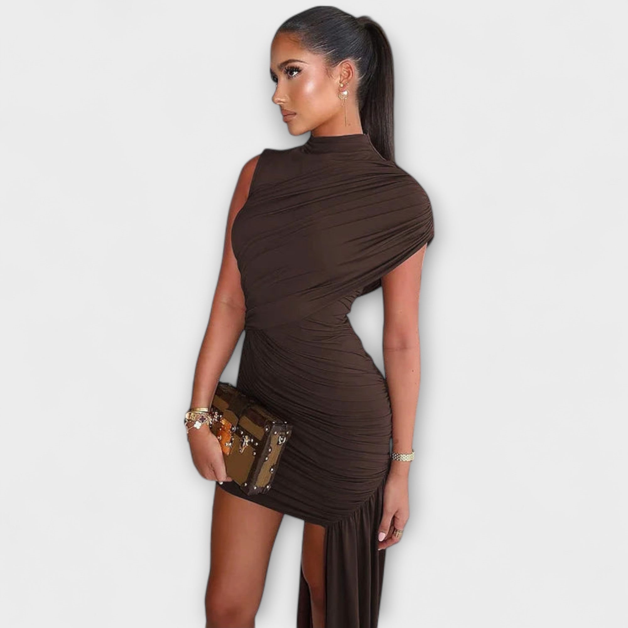 Lila - Stilig, slank kjole med rund hals og folder