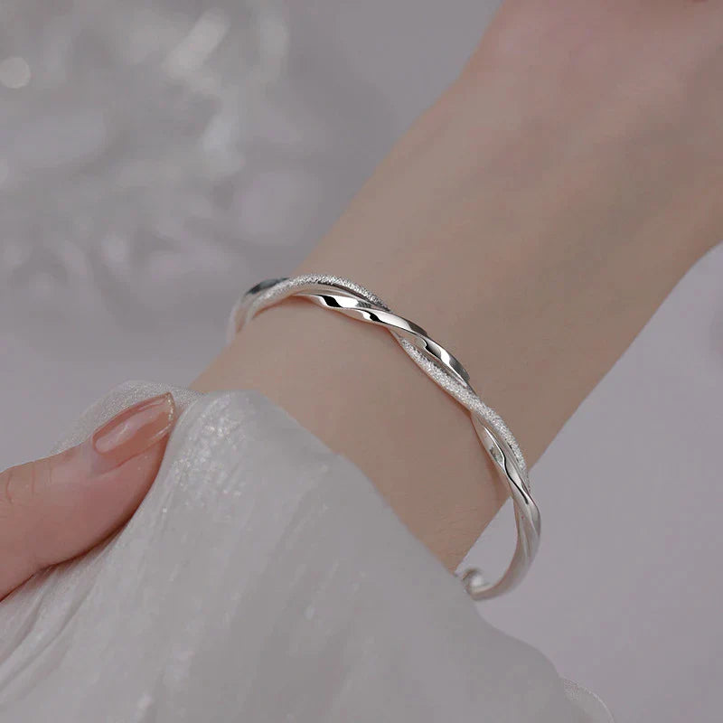 Flätat silverarmband